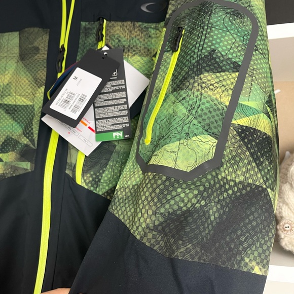 NWT Oakley Geo Camo 3M thinsulate snowboard jacket fluorescent green & black. - Picture 12 of 16